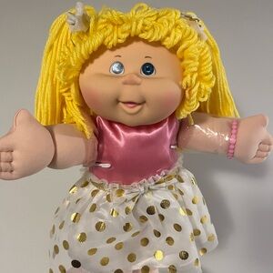 Adorable cabbage patch doll display only stand NOT included